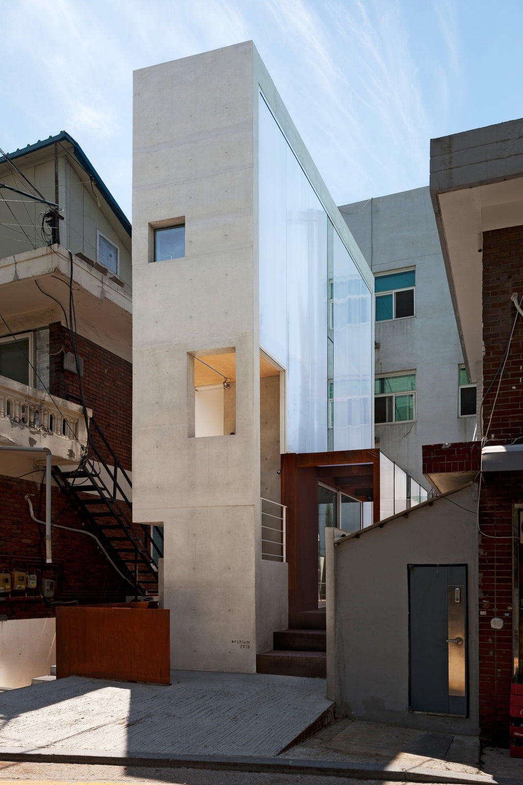 Vertical Living: Compact Architecture for Urban Spaces DIE GESTALTEN VERLAG UK LTD