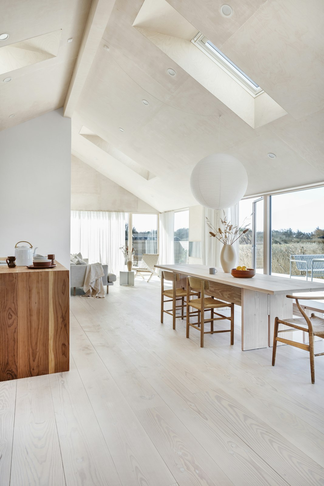 The Nordic Home − Scandinavian Living, Interiors and Design DIE GESTALTEN VERLAG UK LTD
