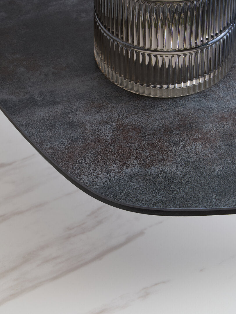 SHIFT Asymmetric two-tier ceramic coffee table − black and white KEFINO