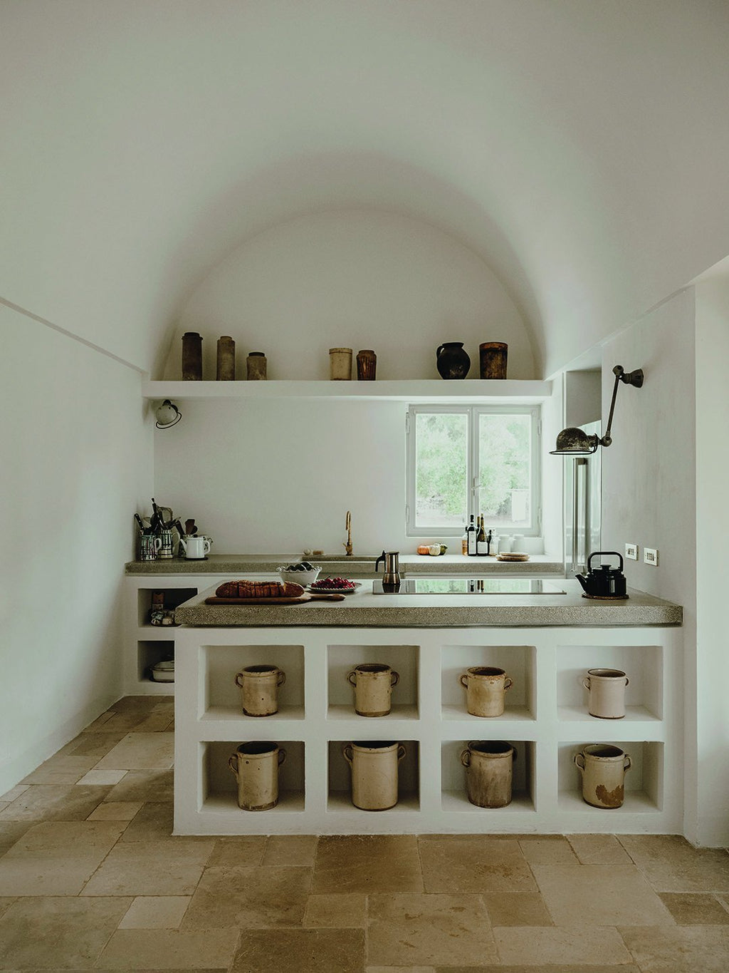The New Mediterranean ­− Homes and Interiors Under the Southern Sun DIE GESTALTEN VERLAG UK LTD