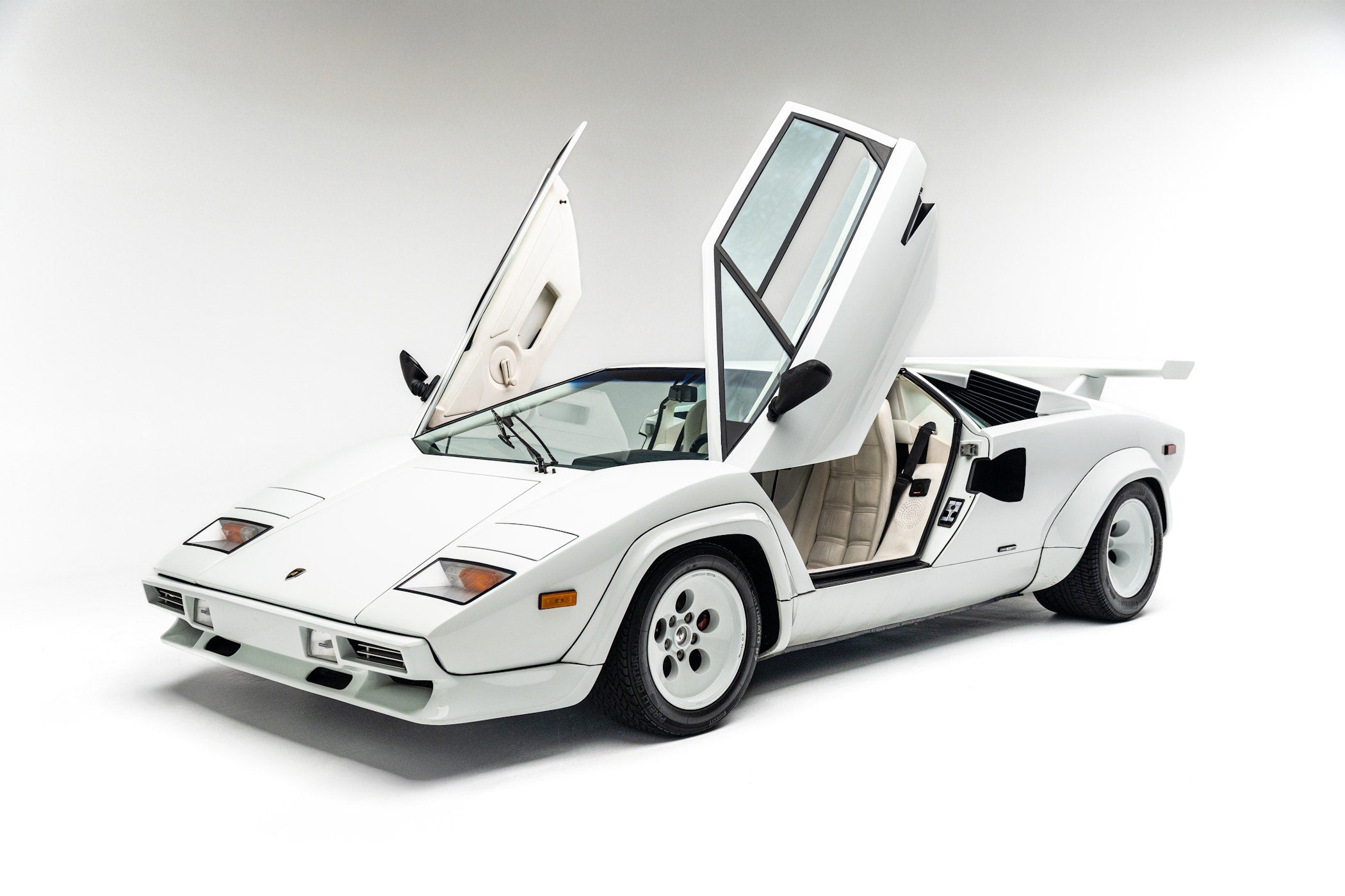 Neon Rides − Cars and Culture of the '80s and '90s DIE GESTALTEN VERLAG UK LTD